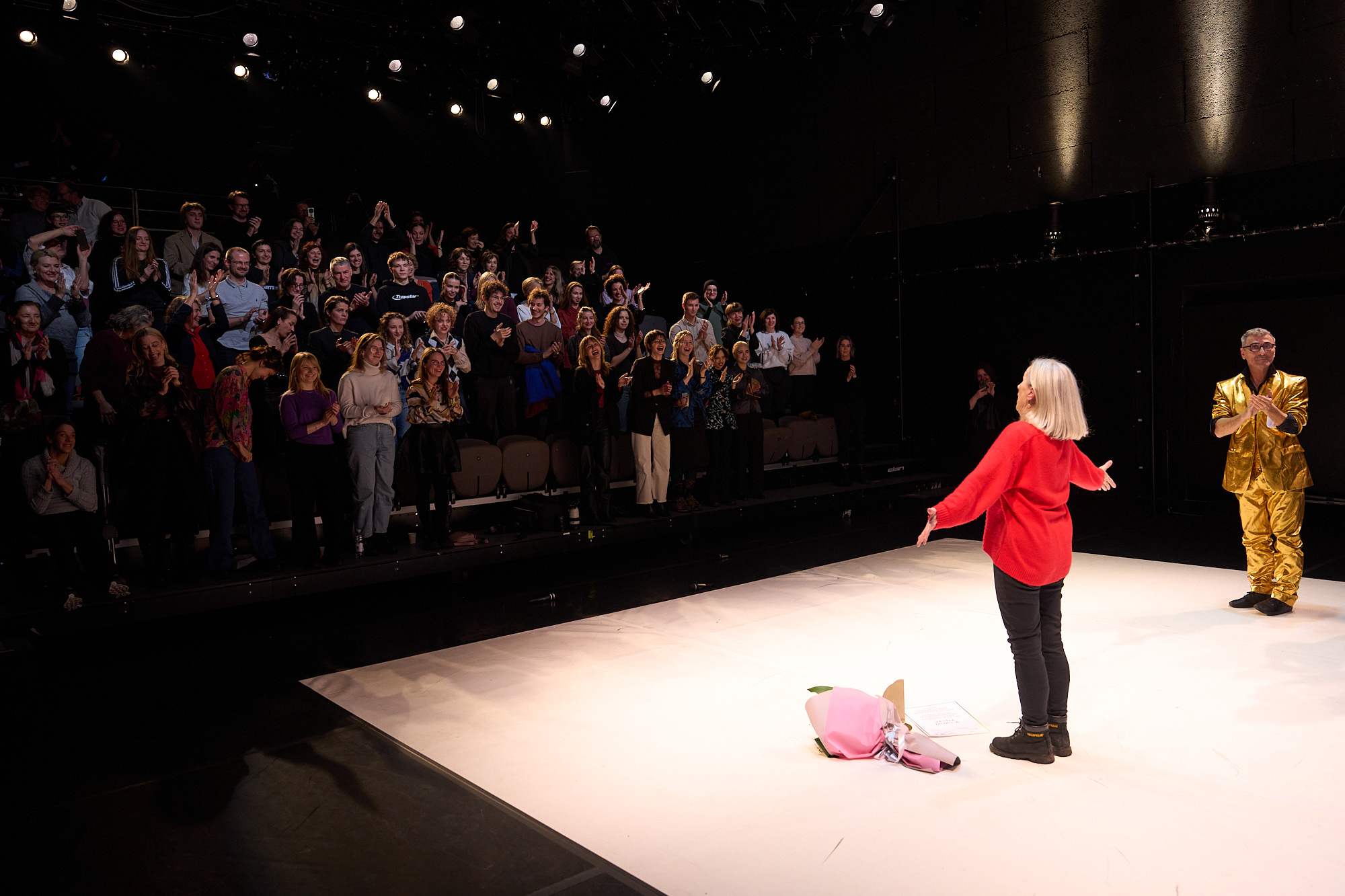 Nepostojano mjesto, postojana scena