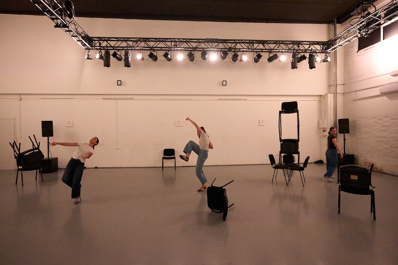 Između riječi, pokreta i predmeta: videoreportaža o predstavi „On words, chairs and everything you might read into”